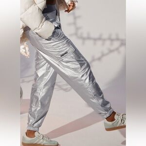 Fabletics Shimmering Silver cargo Joggers xs